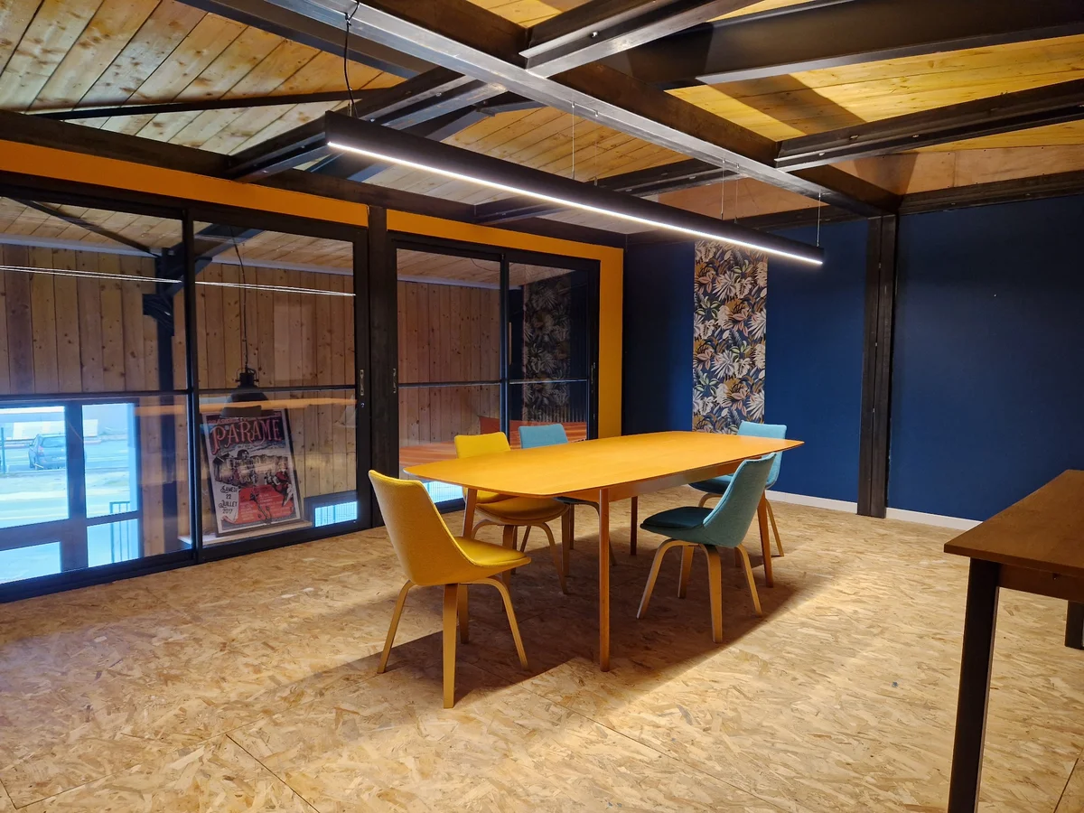 Salle de réunion lumineuse à l'étage de K'Hub