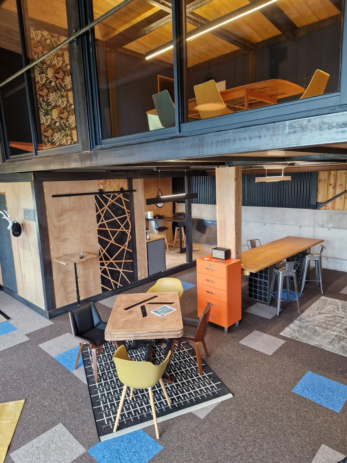 Vue sur les espaces de travail en mezzanine chez K'Hub